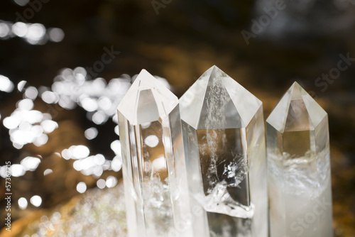 水辺の水晶の結晶