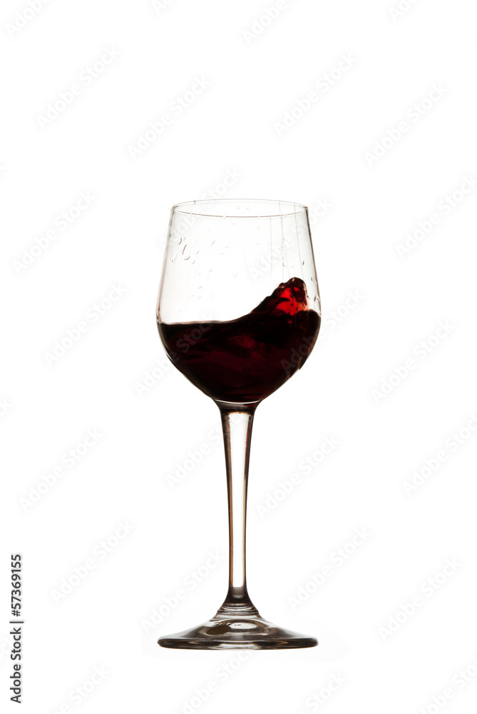 Bicchiere vino rosso mosso, sfondo bianco isolato, cincin