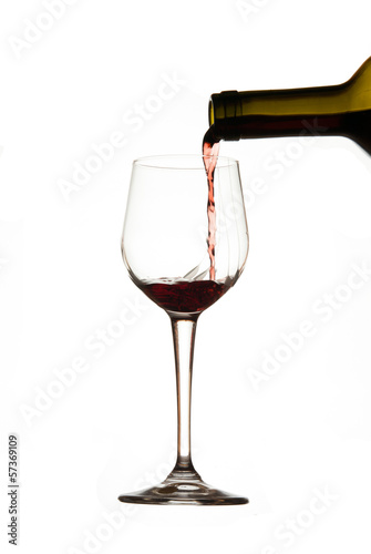 Bicchiere riempito con bottiglia vino rosso, sfondo bianco