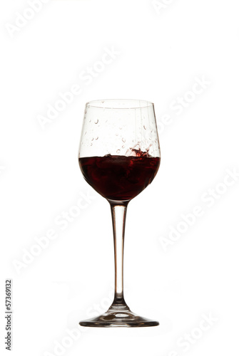 Bicchiere con vino bianco sfondo bianco, prosit, cincin