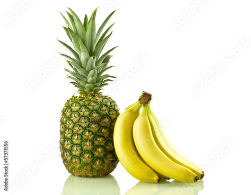 Banany z ananasem na białym tle