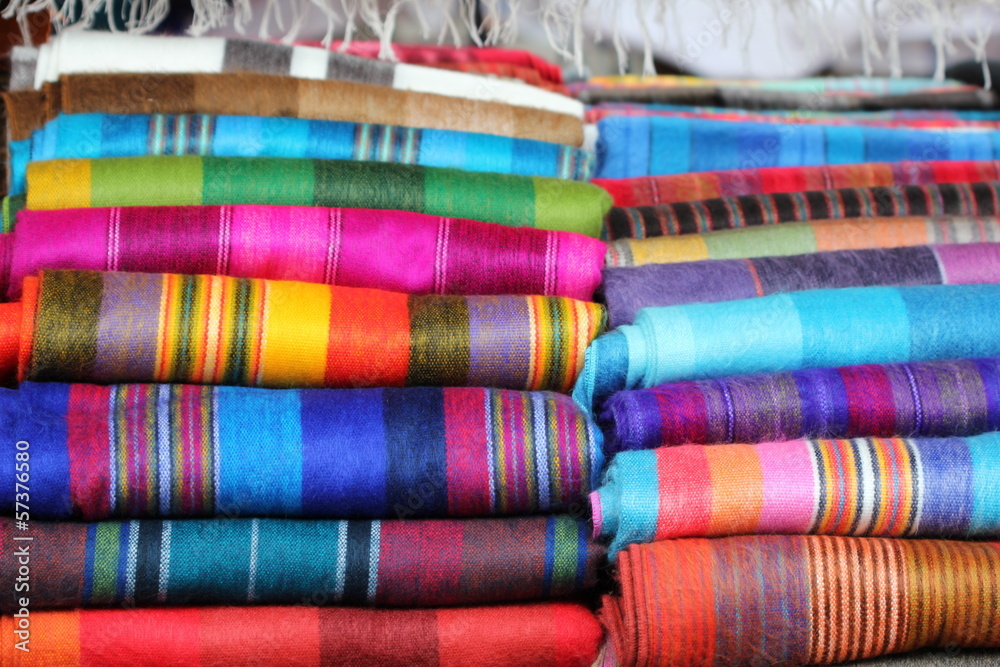 Foulards artisanaux sur le marché