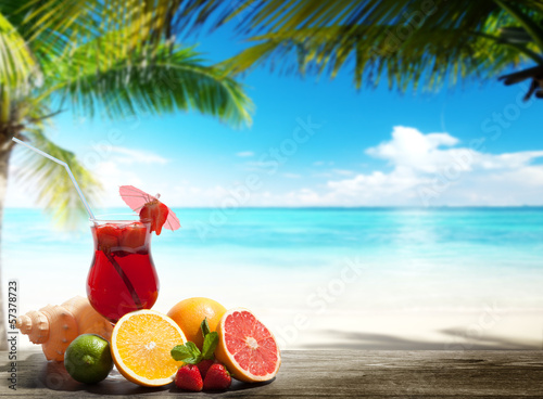 Fototapeta Naklejka Na Ścianę i Meble -  strawberry cocktail and tropical fruit on the beach