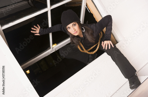 Canvastavla Female Intruder Sneaks in Thruogh Open Window Thief Prowler