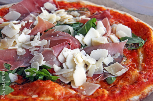 rucola schinken pizza mit parmesan