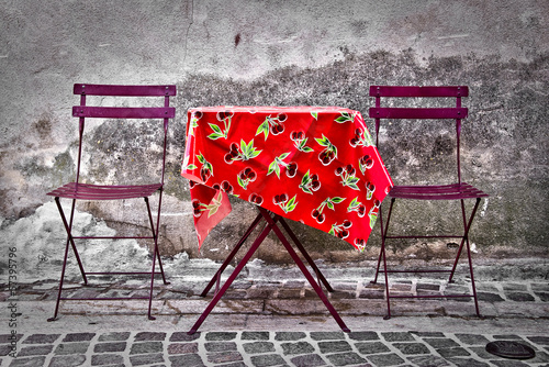 Table et chaises, village provençal #57395796