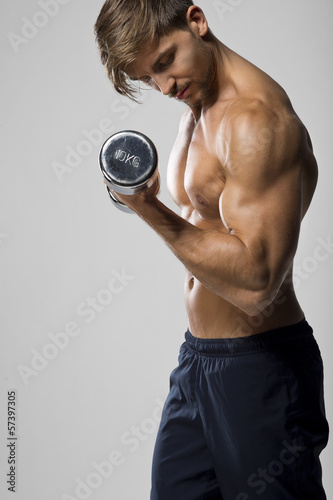 junger Mann beim Krafttraining und Muskelaufbau mit Hantel