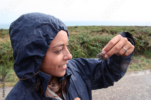 Ragazza con lumaca - Bretagna photo