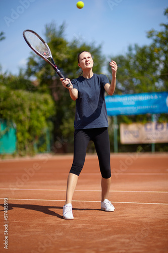Tennis player executing a forehand volley © Xalanx