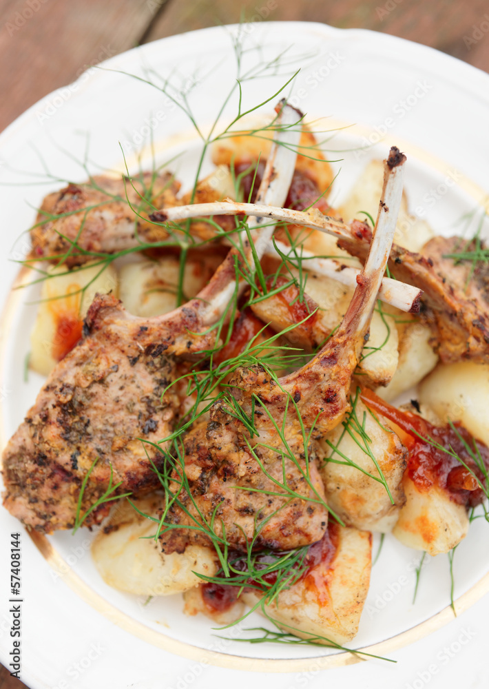 Grilled rack of lamb with fried potatoes and chutnee