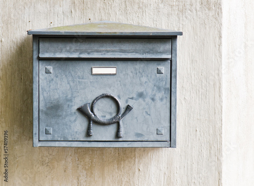 Old mailbox on a building wall, close-up © Igor Sokolov