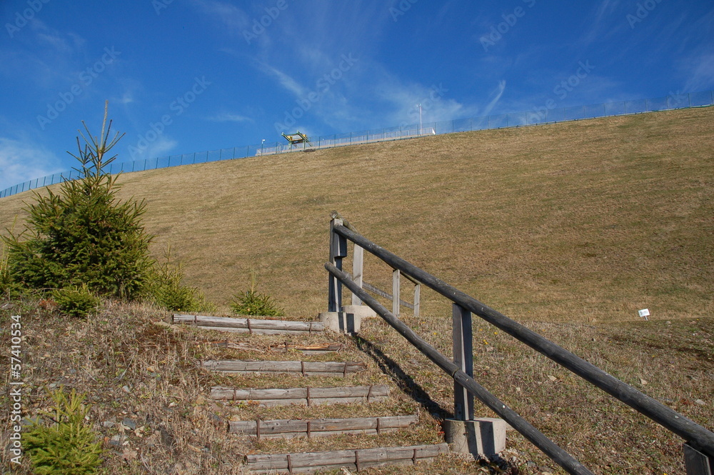 Naturtreppe mit Geländer am Staudamm