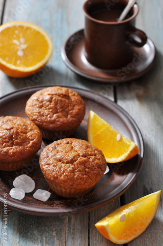 Carrot muffins with fresh oranges