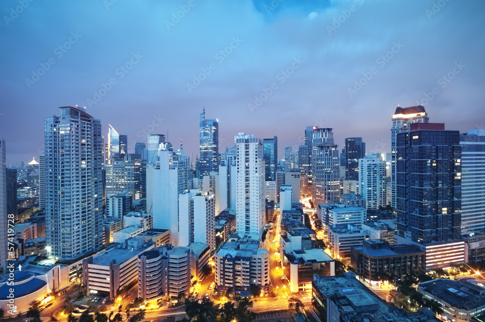 Naklejka premium Nocny widok Makati, dzielnicy biznesowej Metro Manila.