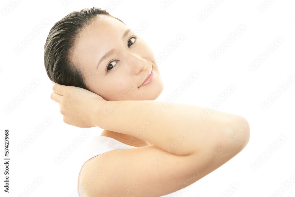 スキンケアをする女性