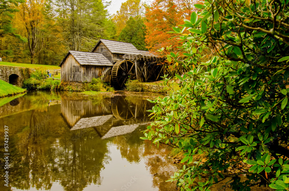 Virginia's Mabry Mill on the Blue Ridge Parkway in the Autumn se