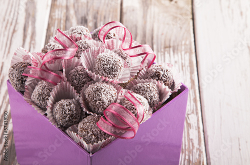 Fototapeta Naklejka Na Ścianę i Meble -  Sweet chocolate balls on wood