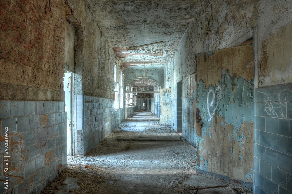 Obraz premium Flur in dem verlassenen Krankenhaus in Beelitz