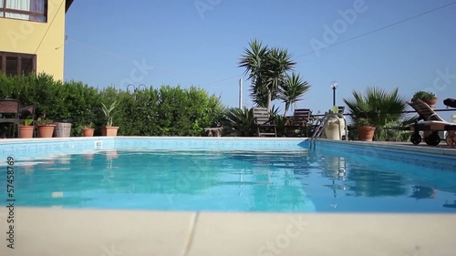 Bordo piscina in villa (sequenza carrello) 