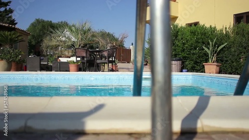 Bordo piscina in villa (sequenza carrello) 