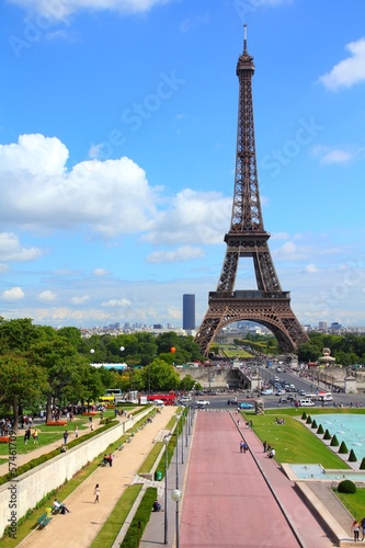 Eiffel Tower in Paris © Tupungato