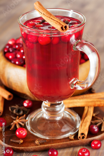 Obraz na płótnie Hot drink with cranberries for Christmas w salonie