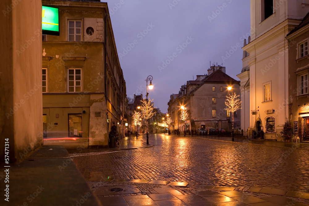 Польша. Варшава. Старые улицы ночью.