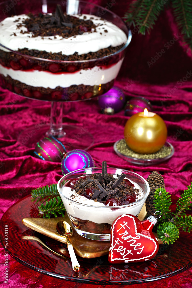 Weihnachtlich gedeckter Tisch mit Kirsch-Trifle Stock-Foto | Adobe Stock Weihnachtlich gedeckter Tisch mit Kirsch-Trifle Stock-Foto | Adobe Stock