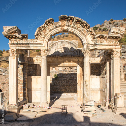 Hadrianus Tempel in Efeze photo