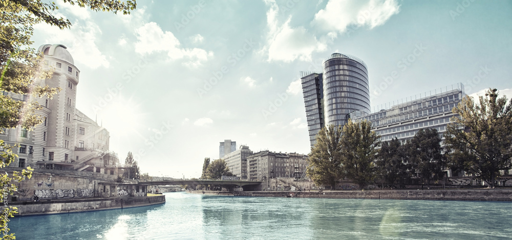 Fototapeta premium Kanał Dunajski w Wiedniu - Austria