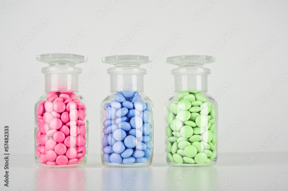 Glasbehälter mit Tabletten 02 Glasbehälter mit Tabletten 02