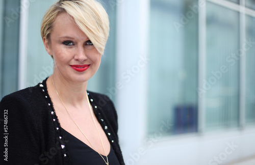 elegante junge Frau Free Download elegante junge Frau - GFXLoad