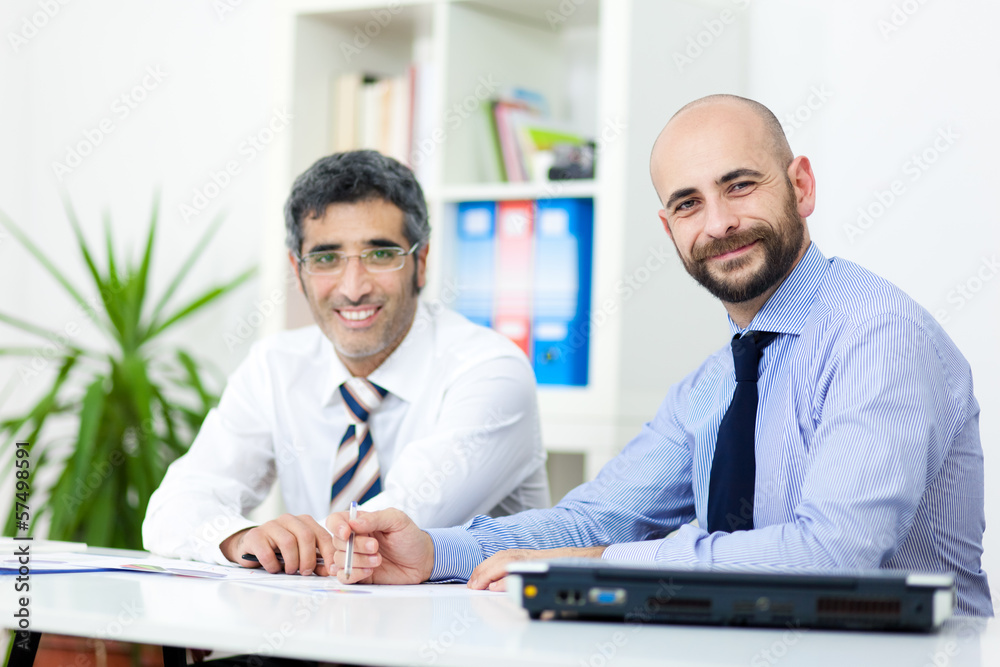 Obraz premium Couple of businessmen in the office