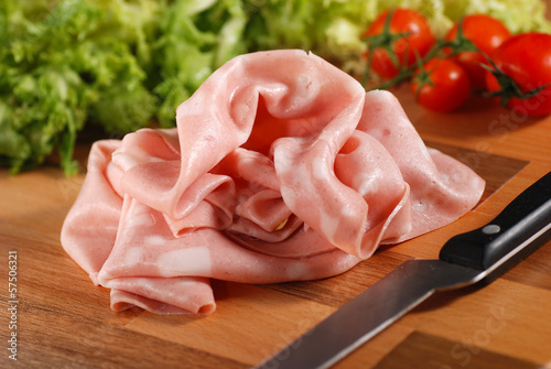 fette di mortadella sul tagliere photo