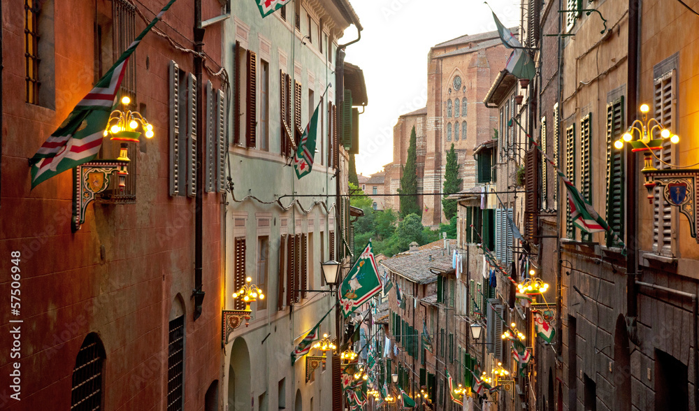 Fototapeta premium Narrow medieval street in Siena