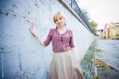 Obraz na płótnie Pretty girl stay near the wall w salonie