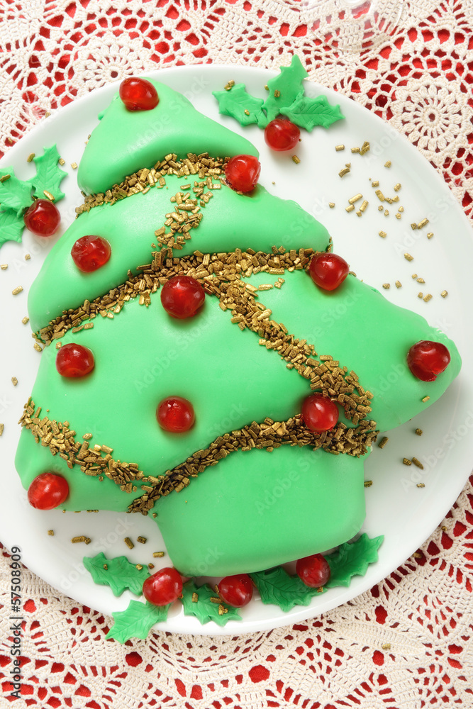 Torta natalizia a forma di pino addobbato