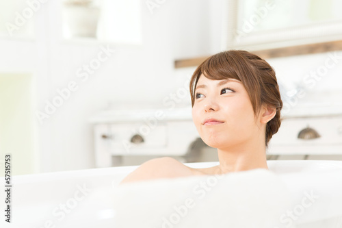 入浴中の女性