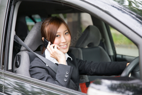 車で電話をする女性　ビジネス