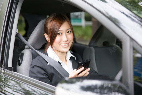 車でスマートフォンを見る女性　ビジネス © miya227
