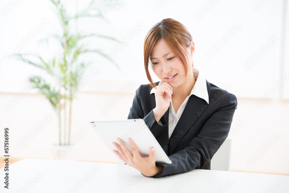 タブレットを見る女性 ビジネス トラブル タブレットを見る女性 ビジネス トラブル