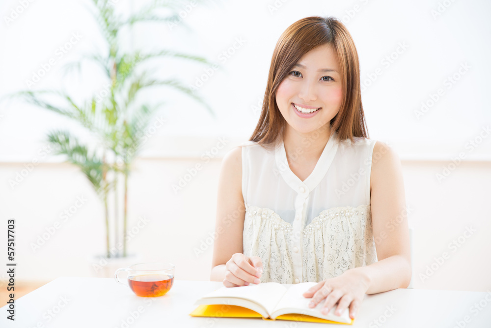 本を読む女性 本を読む女性