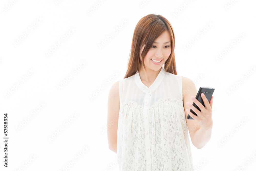 Fototapeta premium スマートフォンを見る女性