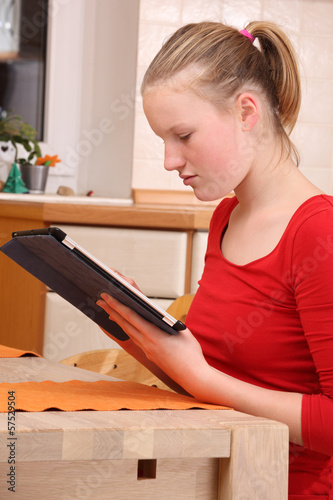 Teenager mit Tablet PC