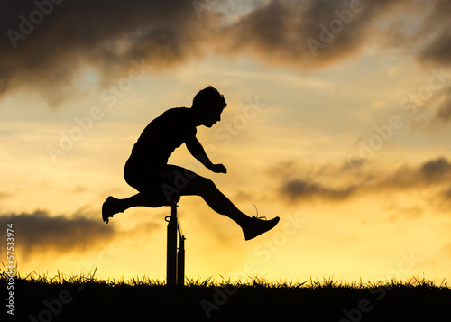 Silhouette eines Hürdenläufers