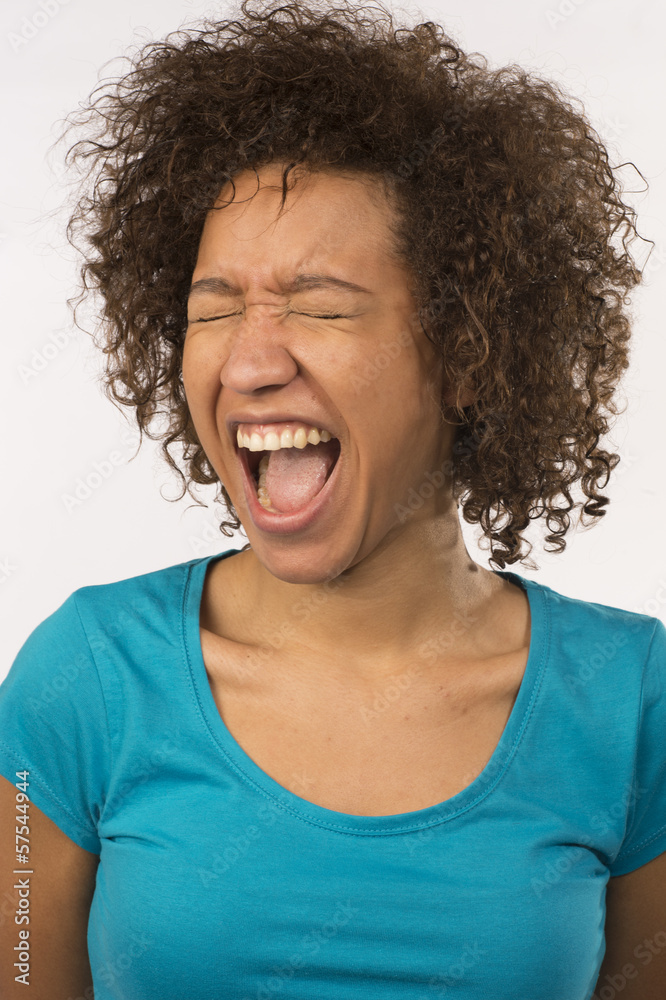 Femme-Heureuse-Metisse-Cri