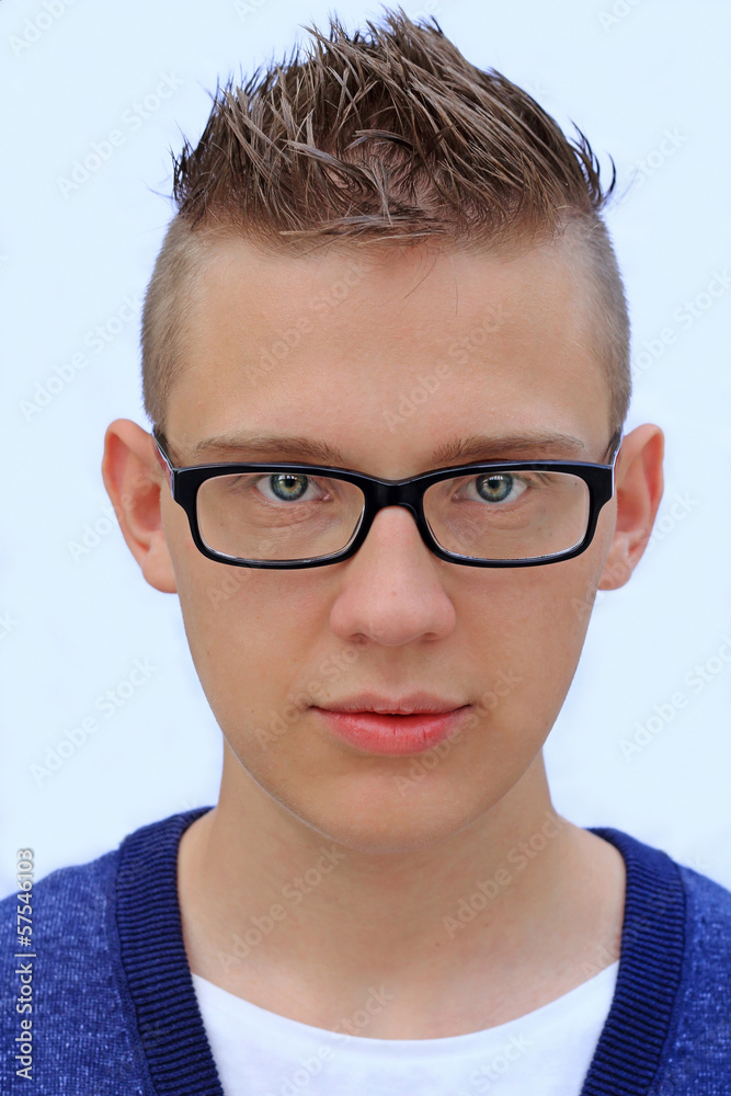 Junger Mann mit moderner Brille