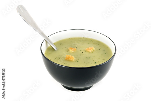 velouté d'épinard dans le bol sur fond blanc