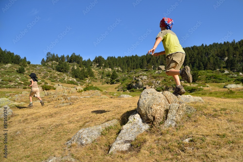 Naklejka premium enfant qui court