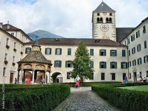 Abbazia di Novacella, cortile e Pozzo delle Meraviglie photo